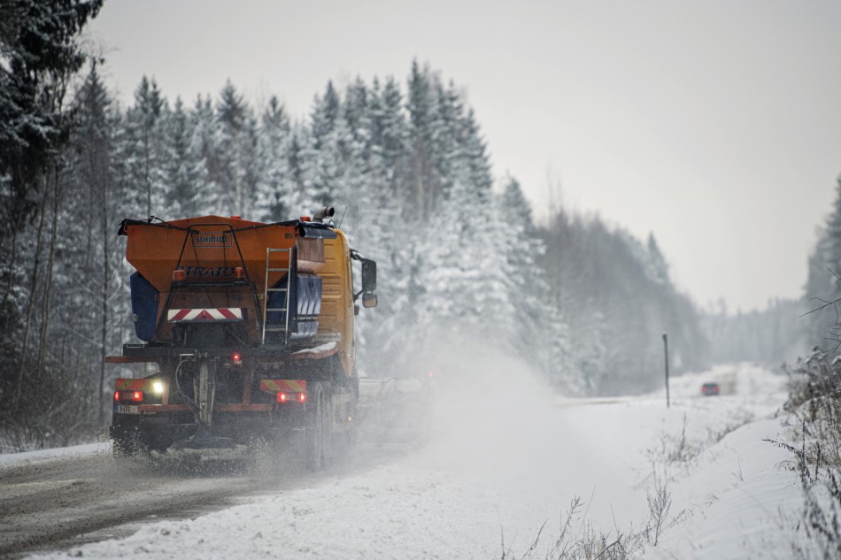 Brauktuves kaisīšana ar slīdamību mazinošiem materiāliem